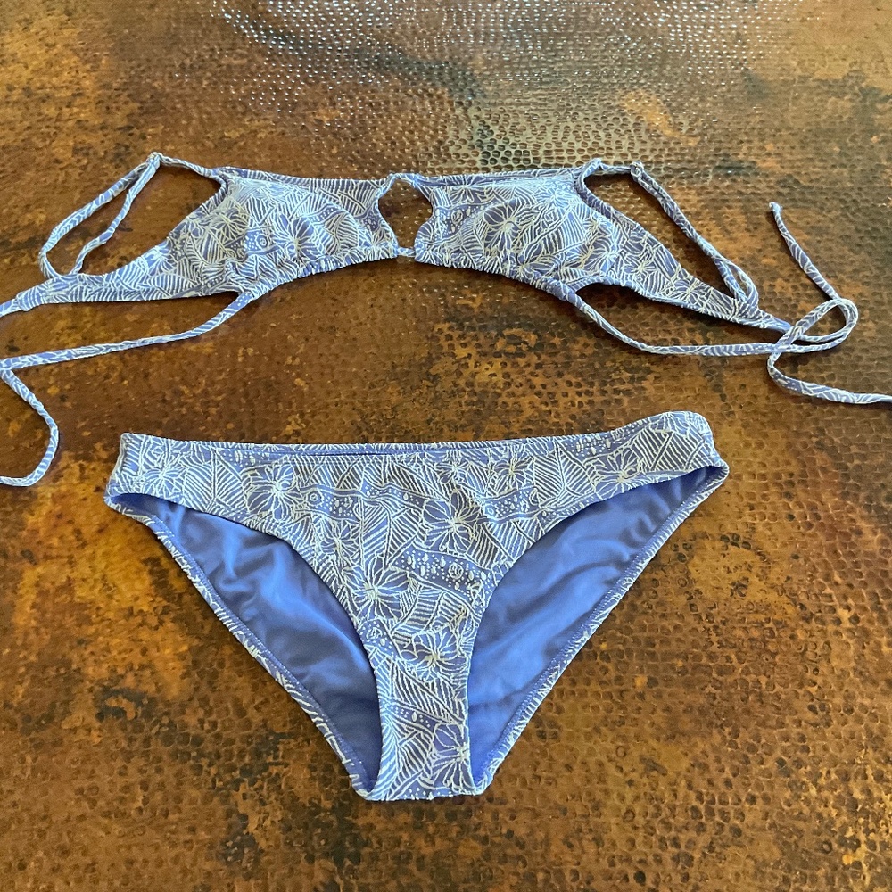 No Boundaries Bikini. Purple/White Print. Top L, Bottom XL